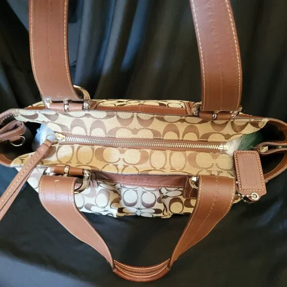 COACH Signature Pleated Shoulder tote in Brown/Beige. Perfect classic fall bag! - Picture 13 of 16